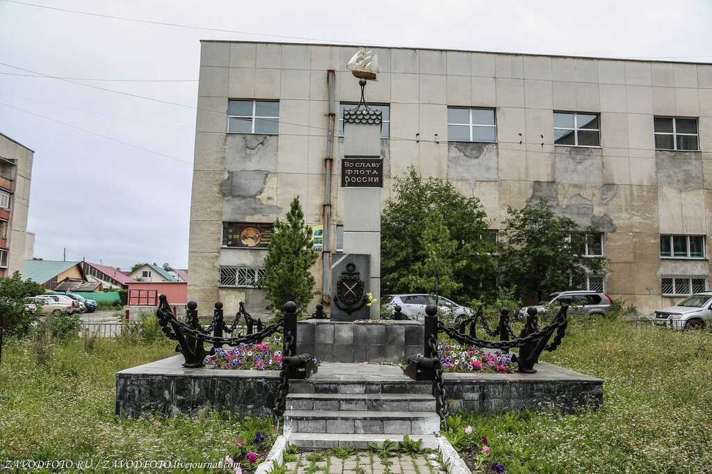 Город полевской северный. Полевской памятник Бажову. Г Полевской Свердловская. Памятники Полевской Свердловская область. Памятник морякам Полевской.