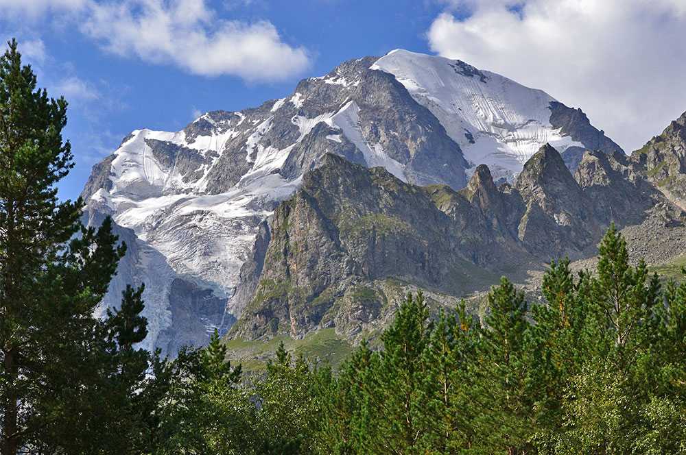 Улутау мать горе кабардино балкария. Уллу-Тау гора. Мать гора Уллу Тау. Подножье горы Уллу-Тау. Улутау мать-гора Кабардино-Балкария.