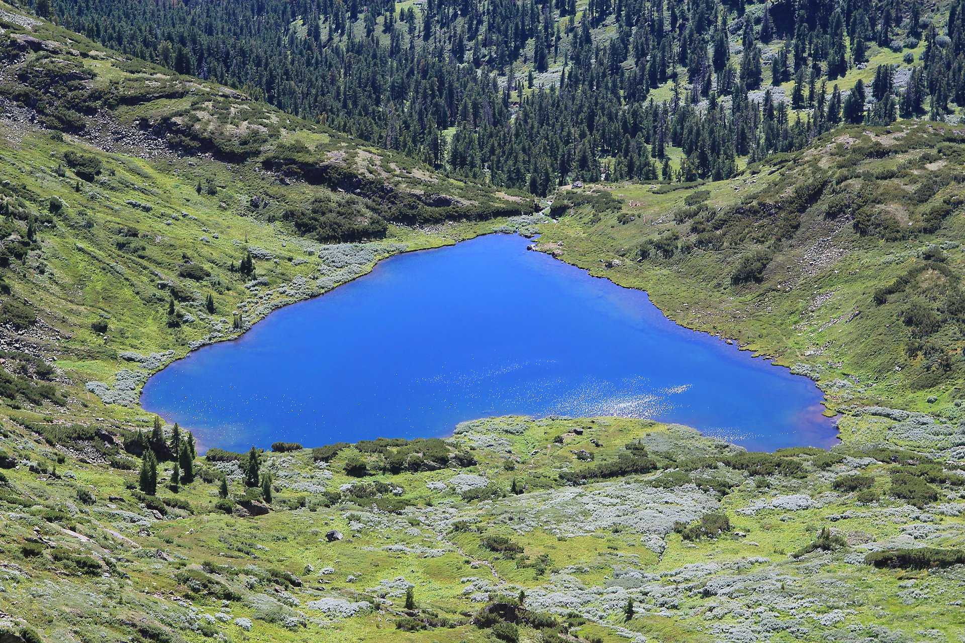 Озера правильной формы. Озеро сердце Хамар Дабан. Озеро сердце на Байкале Ольхон. Озеро сердце озеро Слюдянский район. Пик Черского озеро сердце.