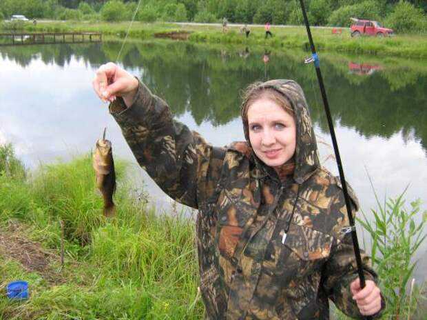 Едите рыбачить. Женщины на рыбалке. Женщина рыбачит. Красивые девушки на рыбалке. Фото рыбалки летом.