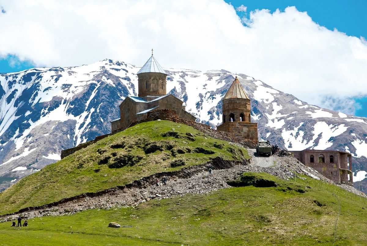 Большой грузинский фото. Церковь Казбеги Грузия. Троицкая Церковь Казбеги. Степанцминда Церковь Святой Троицы. Казбек Степанцминда Грузия.