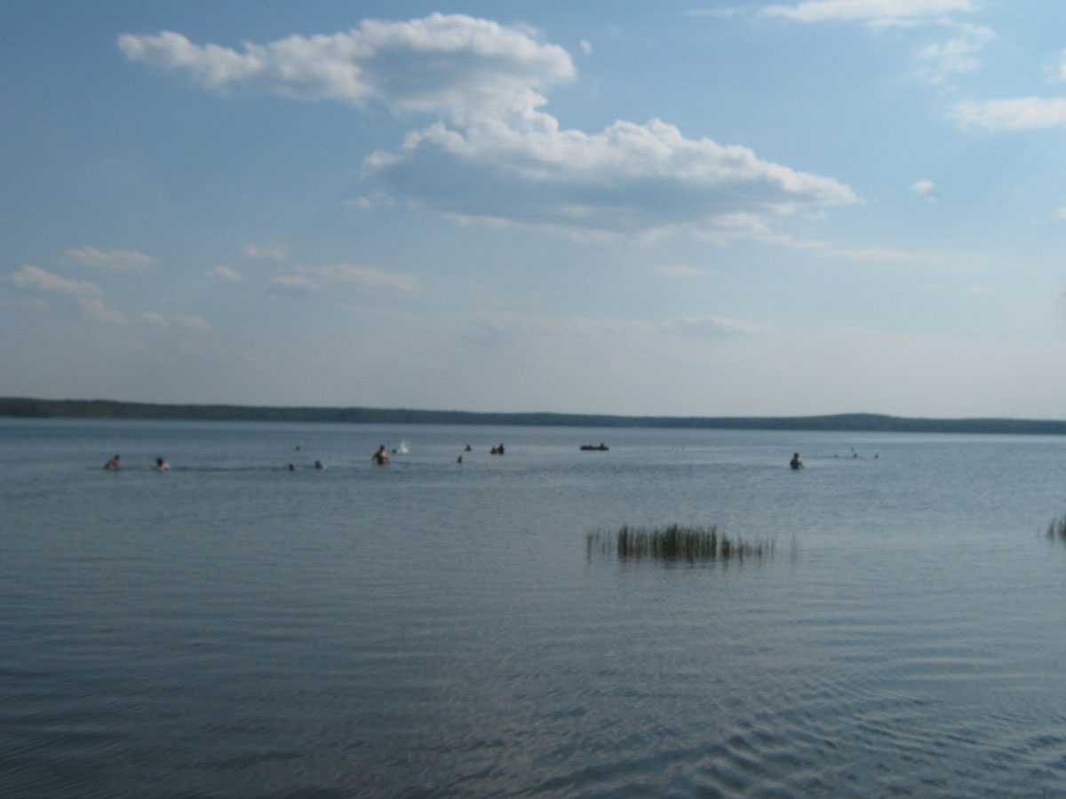 Это озеро расположено близ трассы Челябинск – Екатеринбург, благодаря чему добраться до него очень просто На берегу расположено несколько населённых пунктов, в том числе село Большой Куяш, интересное своей историей и достопримечательностями Считается, что