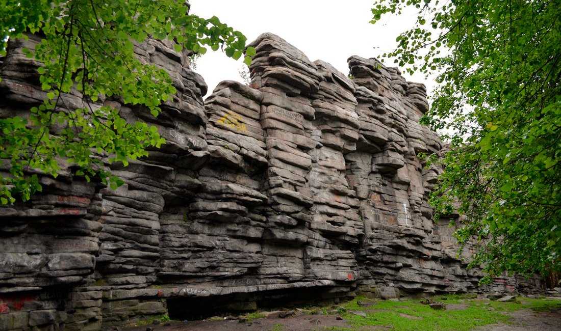 Каменный лик на скалах реки немды