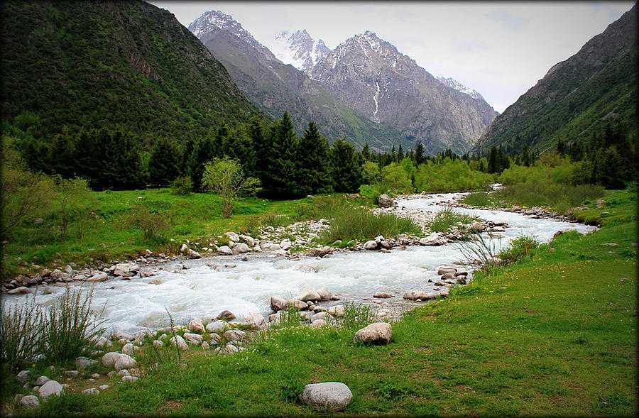 Река ала-арча в бишкеке, кыргызстан, азия.