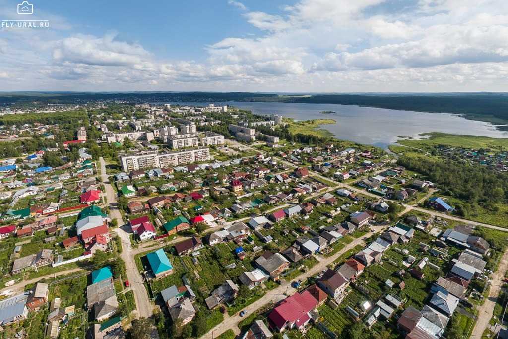 Фото городов свердловской. Город Полевской Свердловской области. Поселок Полевской Свердловская область. Площадь города г. Полевской Свердловской области. Полевской город Урал.