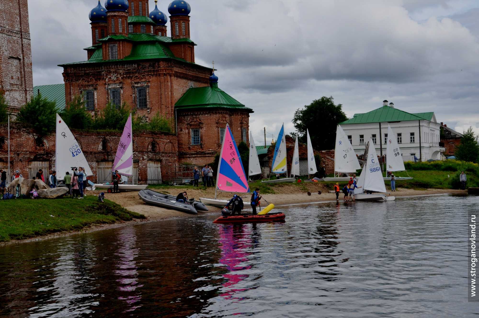 Погода в городе усолье. Строгановская регата Усолье. Палаты Строгановых Усолье. Музей заповедник Усолье.