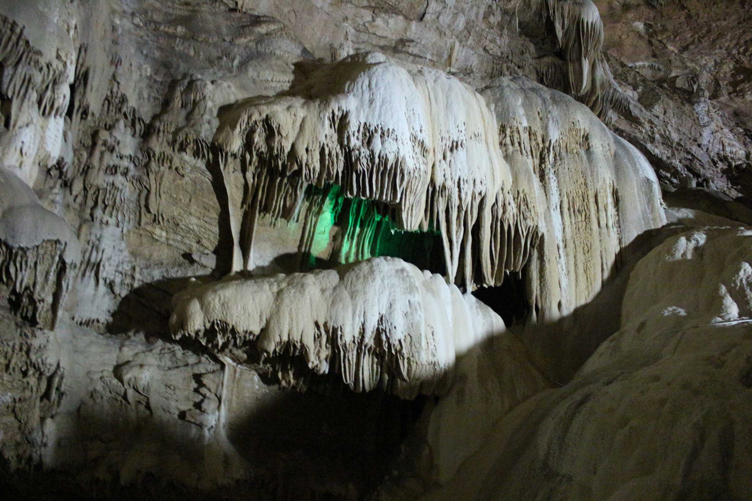 Новоафонская пещера: царство камня и тьмы