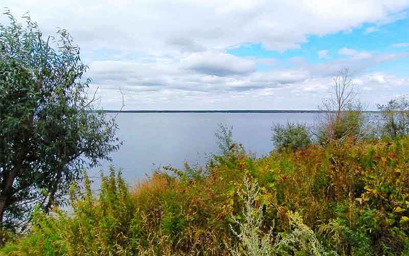 Это озеро расположено близ трассы Челябинск – Екатеринбург, благодаря чему добраться до него очень просто На берегу расположено несколько населённых пунктов, в том числе село Большой Куяш, интересное своей историей и достопримечательностями Считается, что