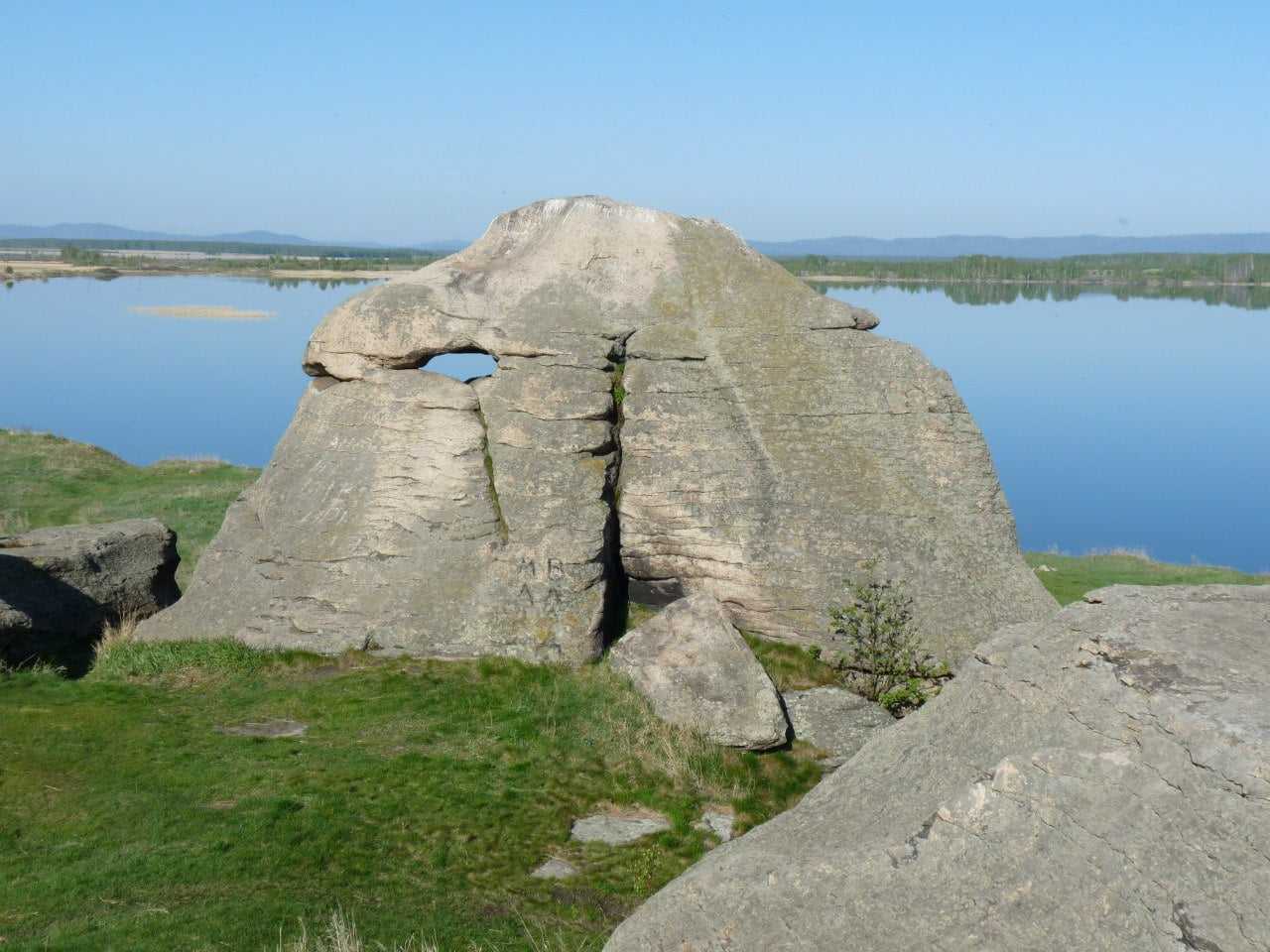 Озера каслинского челябинской области. Озеро большие Аллаки Челябинская. Каменные палатки озера большие Аллаки. Алаки озеро Аллаки. Аллаки Челябинская область каменные палатки.
