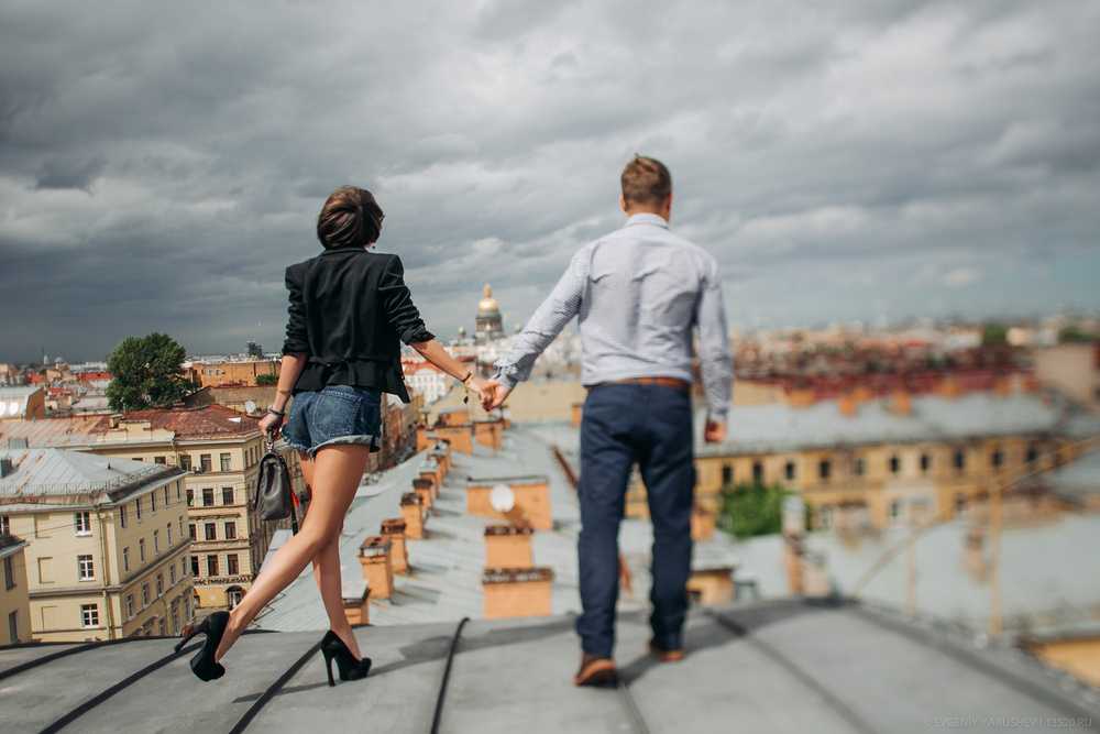 Девушки ходят по мужчине. Фотосессия на крыше. Парочка на крыше. Прогулка на крыше. Фотосессия пары на крыше.