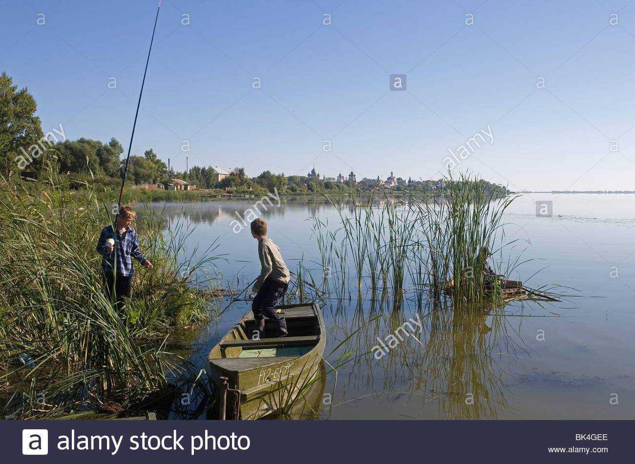 Рыбалка на озере неро. Озеро Неро Ростов Великий рыбалка. Озеро Неро Ростов рыбалка. Рыбалка в Ростове Великом. Озеро Неро рыбалка летом.