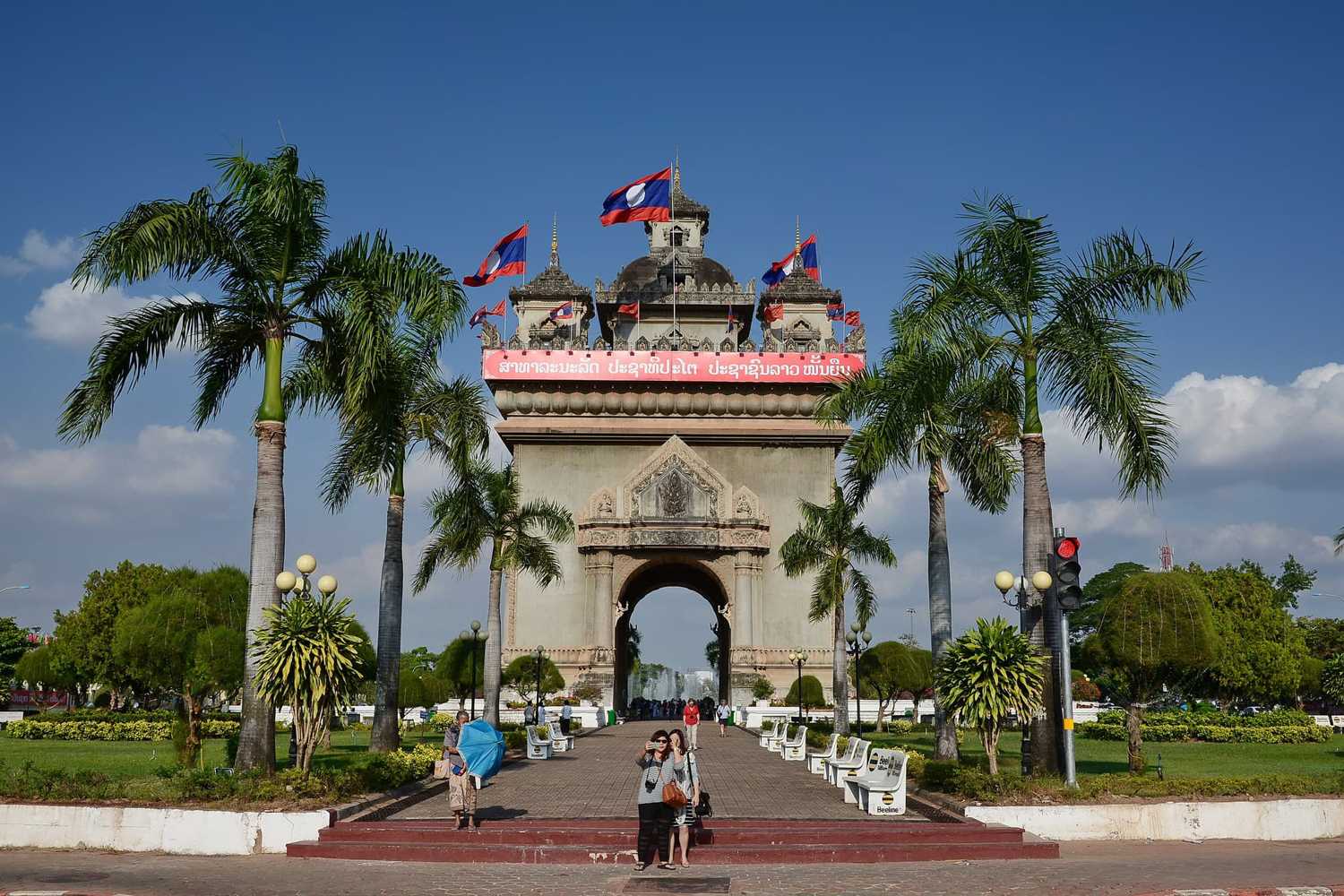 Вьентьян. Лаос Триумфальная арка Патусай. Триумфальная арка Патусай Вьентьян Лаос. Лаос Вьентьян достопримечательности. Лаос столица Вьентьян.